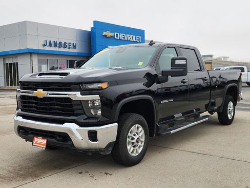 Used 2024 Chevrolet Silverado 2500 LT image 2
