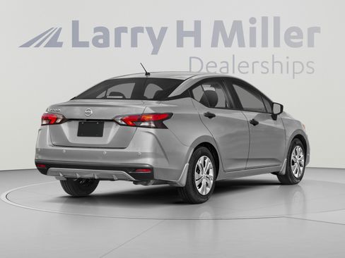 Used 2021 Nissan Versa SV FWD image 2