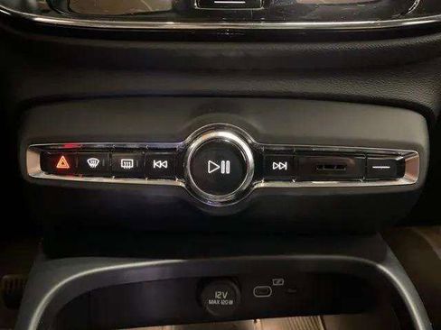 Used 2025 Volvo XC40 B5 Plus image 48