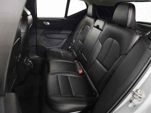 Certified 2025 Volvo XC40 B5 Core image 30