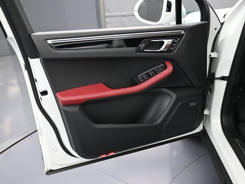 Certified 2022 Porsche Macan S image 15
