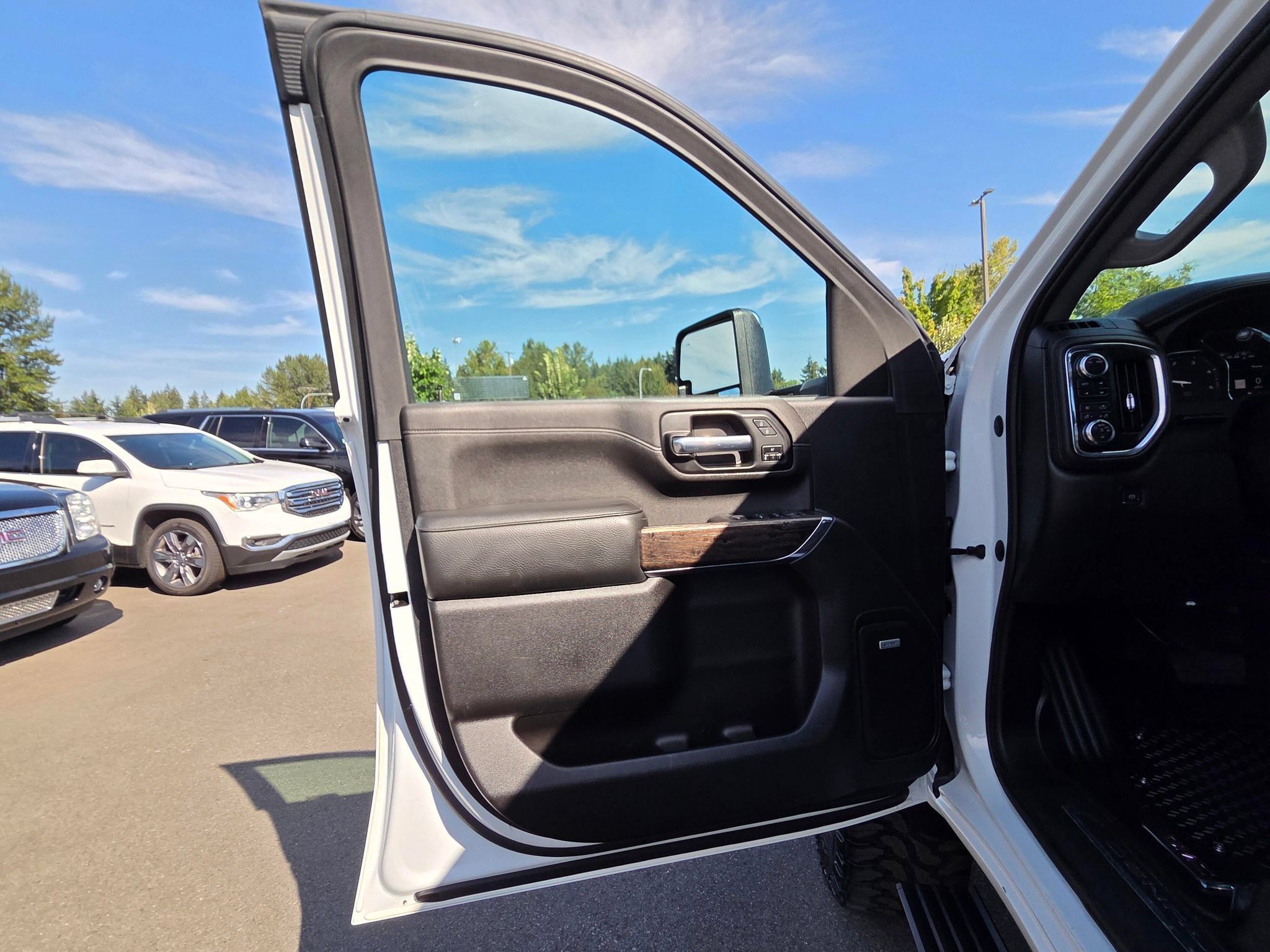 Used 2023 GMC Sierra 2500 Denali w/ Denali Ultimate Package AWD/4WD image 23