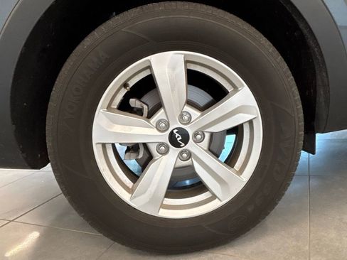 Used 2023 Kia Sorento LX image 21