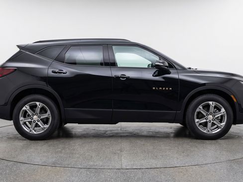 Used 2025 Chevrolet Blazer LT FWD image 11