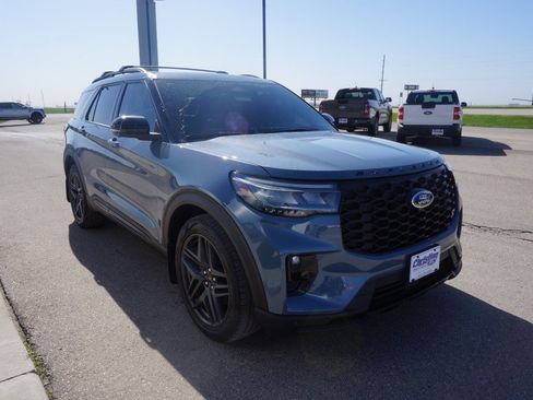 Used 2025 Ford Explorer ST AWD/4WD image 4