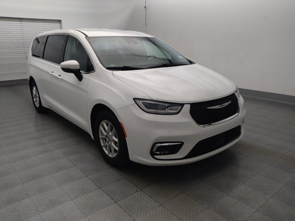 Used 2023 Chrysler Pacifica Touring-L FWD image 13