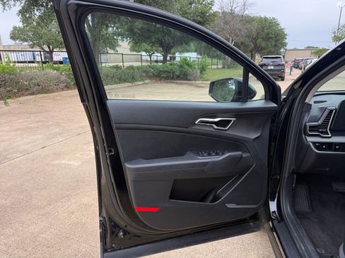 Used 2025 Kia Sportage LX FWD image 18
