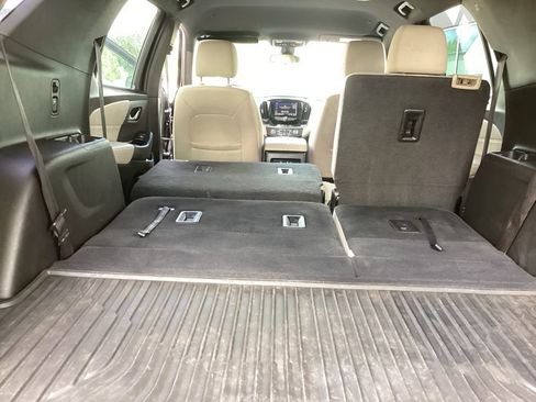 Used 2023 Chevrolet Traverse LS FWD image 19