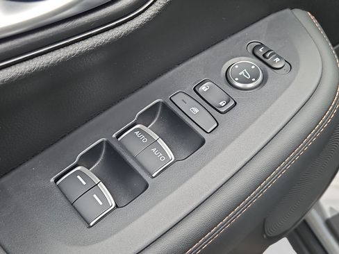 Used 2025 Honda HR-V Sport image 16