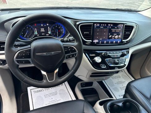 Used 2023 Chrysler Pacifica Touring-L AWD/4WD image 18