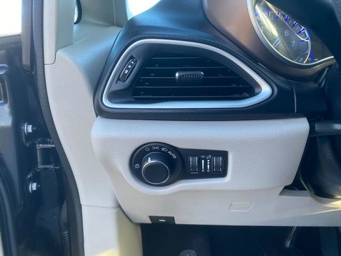 Used 2020 Chrysler Voyager LX image 14