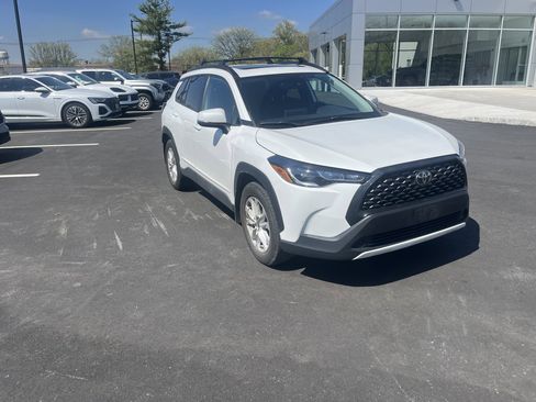 Used 2022 Toyota Corolla Cross LE w/ Moonroof Package image 2