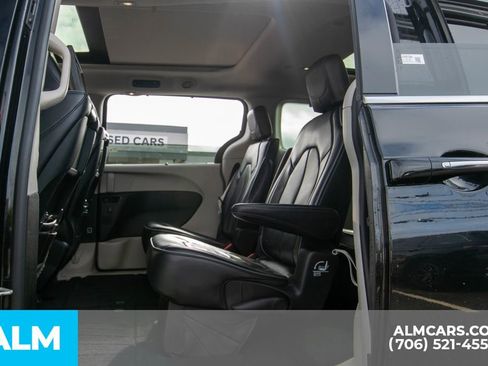 Used 2017 Chrysler Pacifica Limited image 12