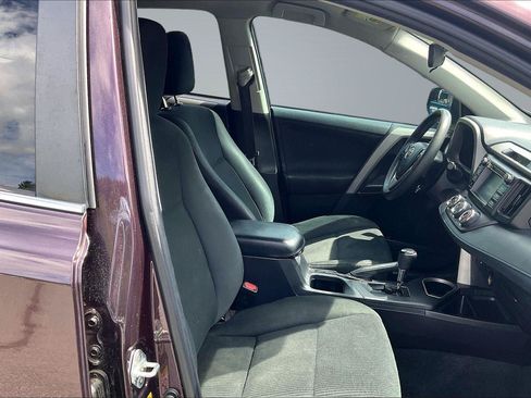 Used 2018 Toyota RAV4 LE FWD image 7