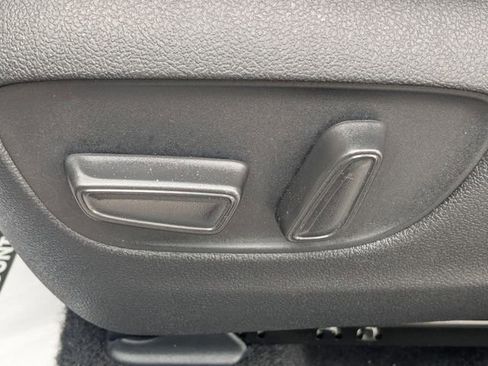 Used 2025 Toyota Highlander LE FWD image 15