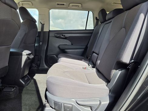 Used 2025 Toyota Highlander LE FWD image 29