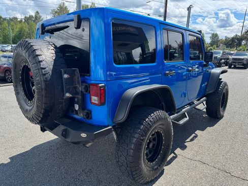 Used 2015 Jeep Wrangler Unlimited Sahara w/ Connectivity Group AWD/4WD image 18