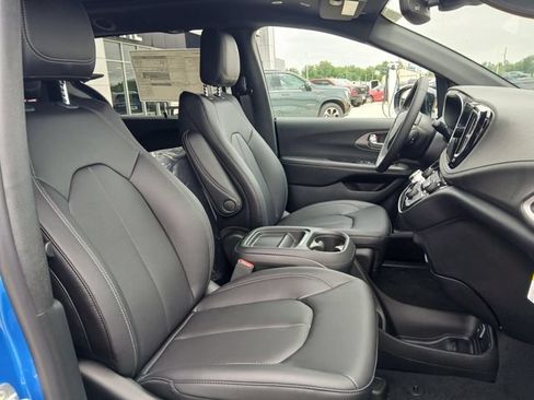 New 2027 Chrysler Pacifica Select FWD image 16