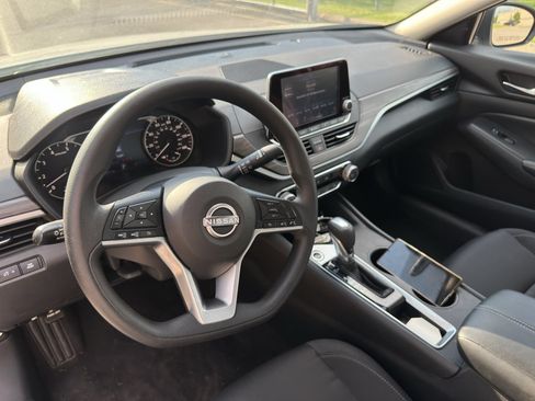 Used 2025 Nissan Altima 2.5 SV FWD image 17