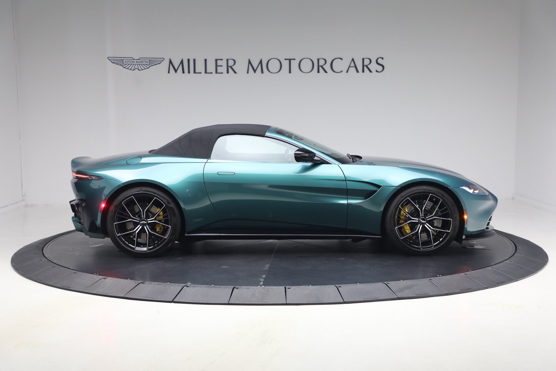Used 2023 Aston Martin V8 Vantage Roadster RWD image 24