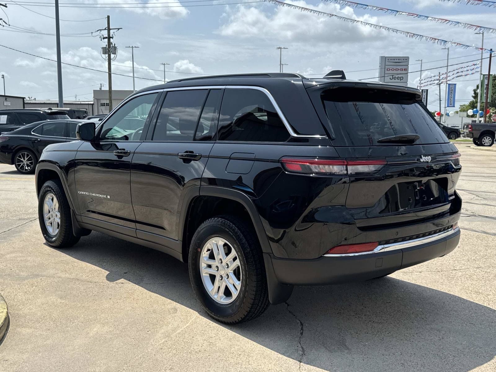 Used 2025 Jeep Grand Cherokee Laredo RWD image 5