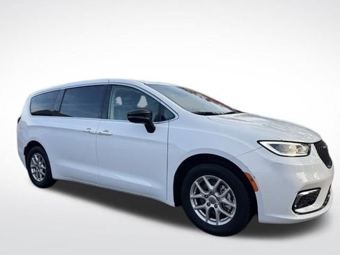 Certified 2024 Chrysler Pacifica Touring-L image 4