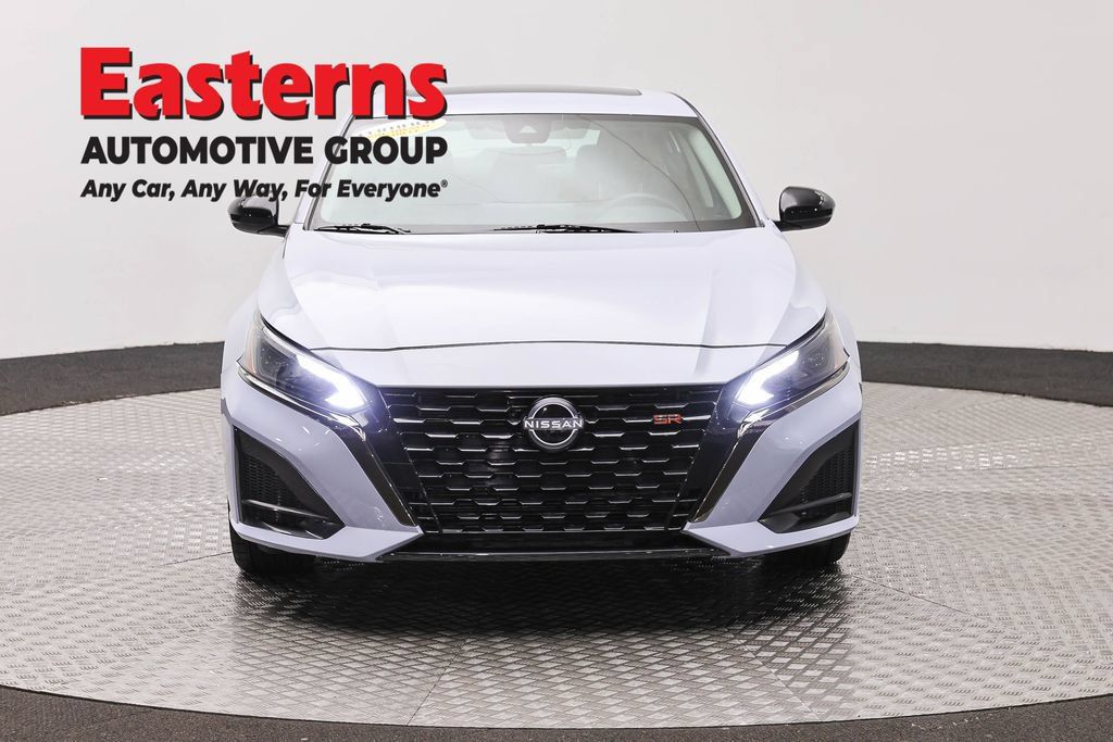 Used 2025 Nissan Altima 2.5 SR w/ SR Premium Package FWD image 2