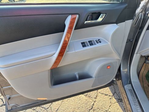 Used 2010 Toyota Highlander Limited image 18