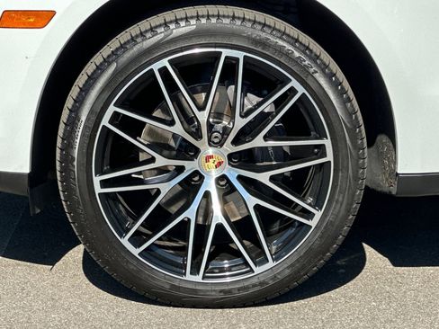 Certified 2024 Porsche Macan AWD image 27