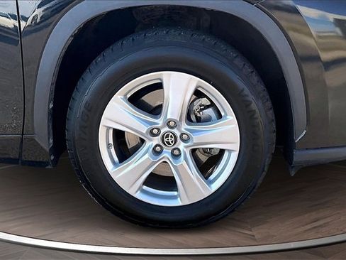 Used 2023 Toyota Highlander LE image 9