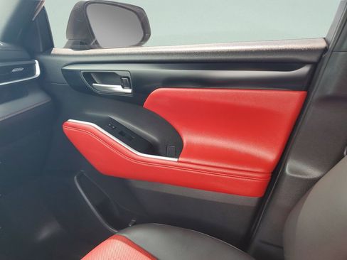 Used 2023 Toyota Highlander XSE image 16