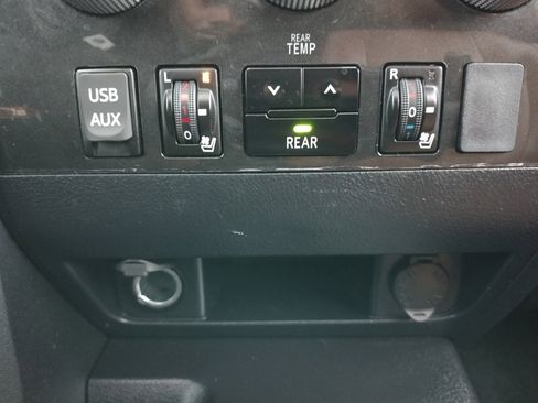 Used 2018 Toyota Sequoia Platinum w/ Preferred Accessory Package image 33