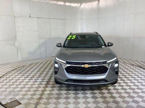 Used 2025 Chevrolet Trax LT FWD image 25