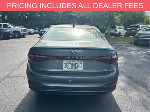 Used 2025 Volkswagen Jetta SE FWD image 6