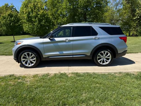 Used 2022 Ford Explorer Platinum w/ Equipment Group 601A AWD/4WD image 2