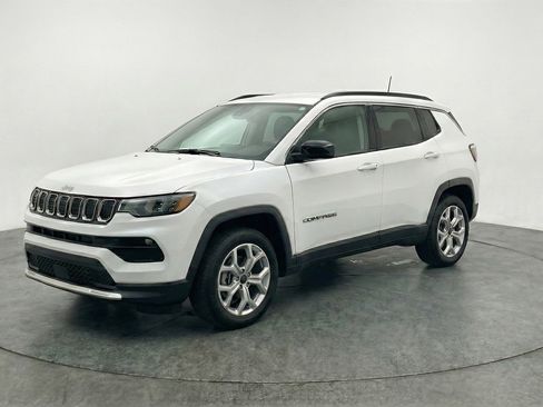 Used 2025 Jeep Compass Latitude AWD/4WD image 2