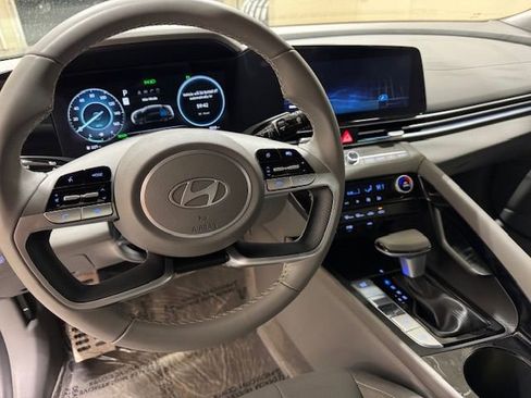 Used 2025 Hyundai Elantra SEL image 4