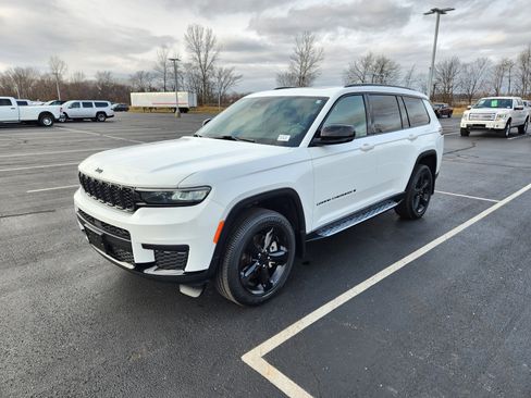 Used 2023 Jeep Grand Cherokee L Laredo image 3