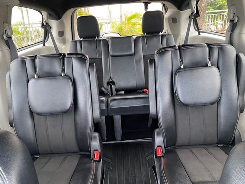 Used 2019 Dodge Grand Caravan SXT w/ Mopar Premium Addition Group FWD image 18