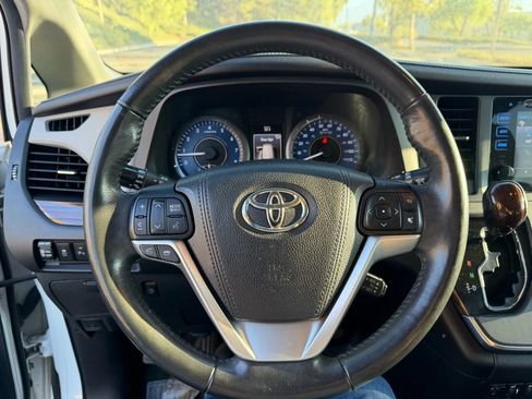 Used 2015 Toyota Sienna XLE image 21