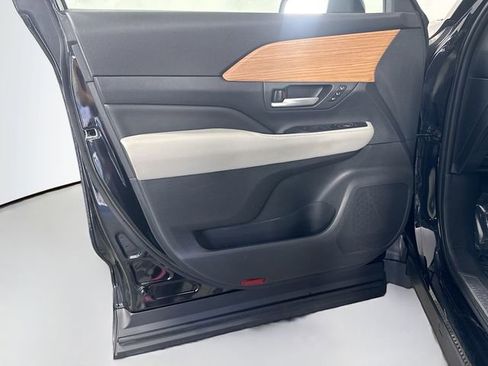 Certified 2024 Toyota Grand Highlander AWD image 13