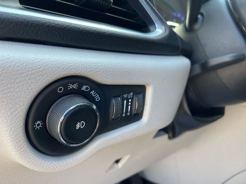 Used 2018 Chrysler Pacifica Limited image 18