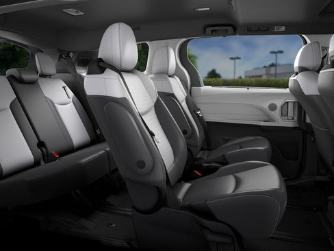 Used 2026 Toyota Sienna XSE FWD image 57