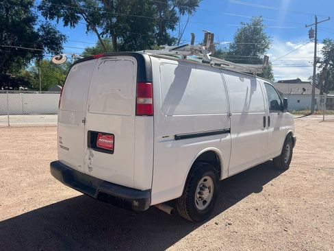 Used 2010 Chevrolet Express 2500 image 3
