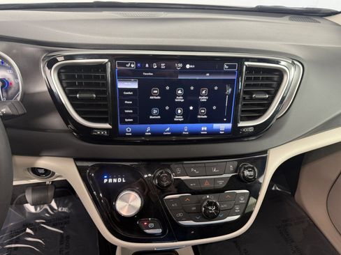 Used 2024 Chrysler Pacifica Touring-L FWD image 20