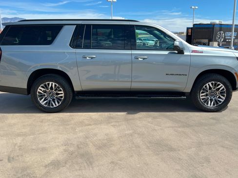Used 2025 Chevrolet Suburban Z71 AWD/4WD image 7