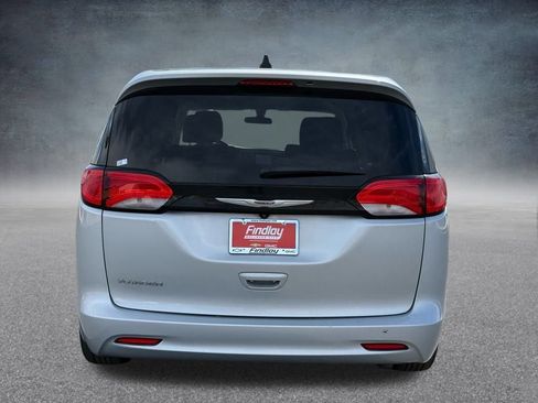 Used 2022 Chrysler Voyager LX image 5