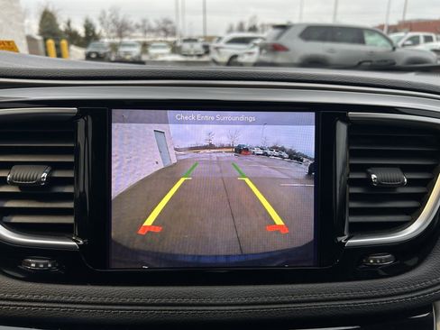 Used 2018 Chrysler Pacifica Limited image 29