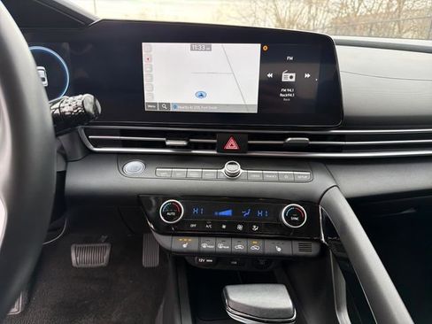 Used 2025 Hyundai Elantra SEL image 21