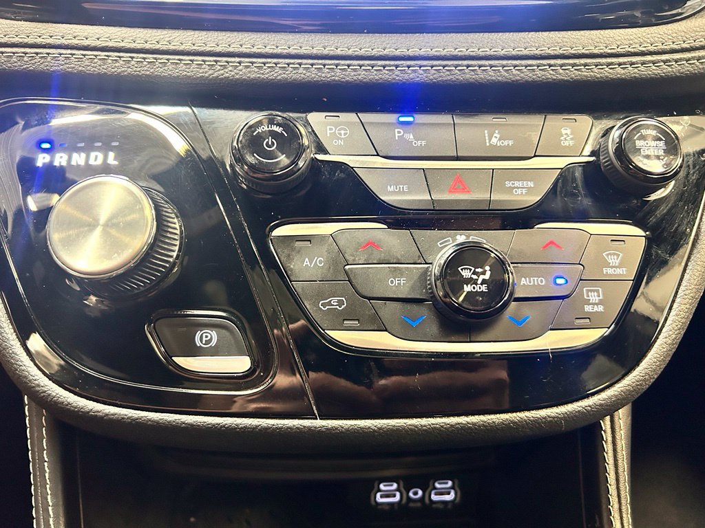 Used 2025 Chrysler Pacifica Premium FWD image 20